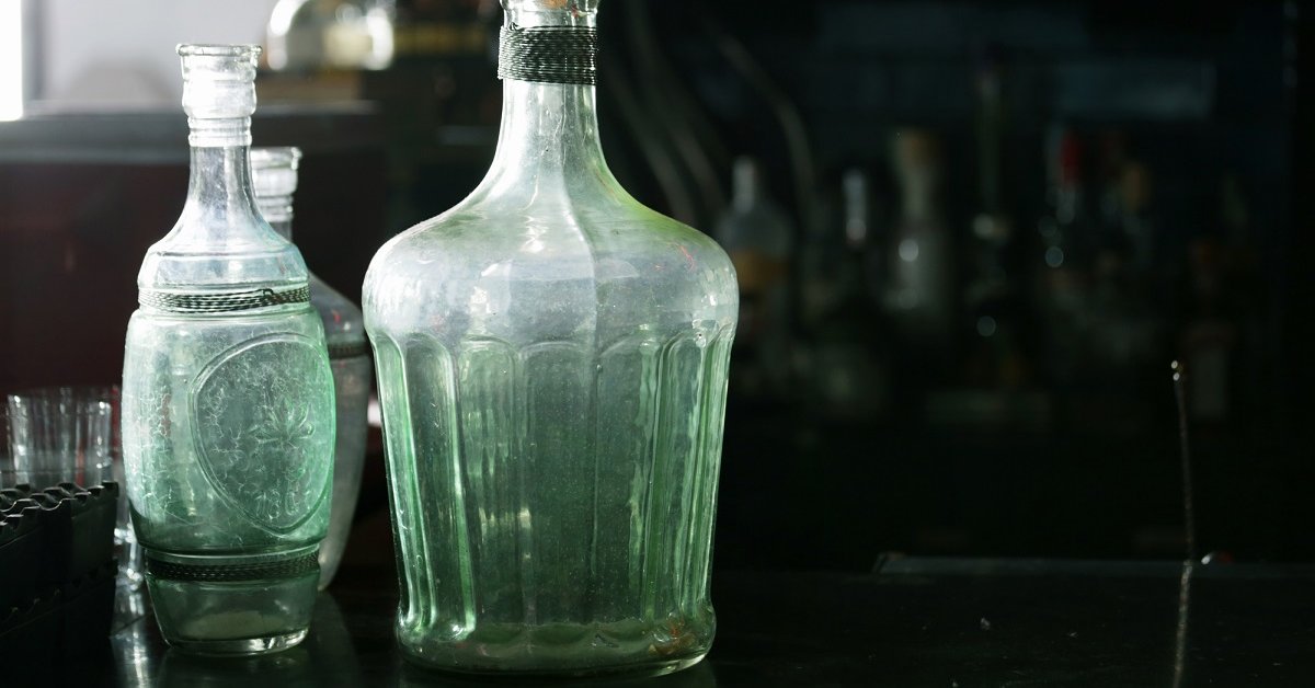Поделки на стол: пластиковые вазы из бутылок